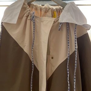 MONCLER GENIUS 1952 VIOLETS CIPRIA WOMEN'S CAPED JACKET CREAM